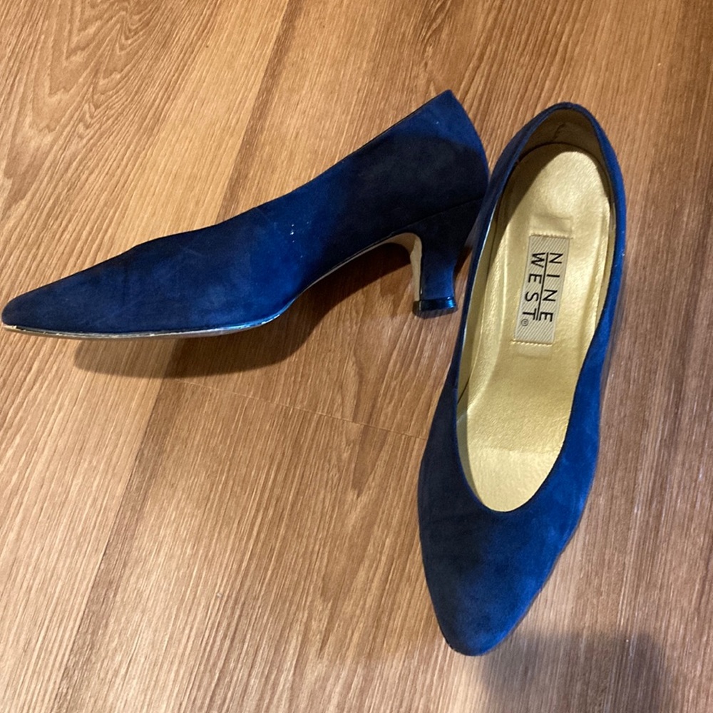 Womens Nine West blue suede pump. Size 7.5